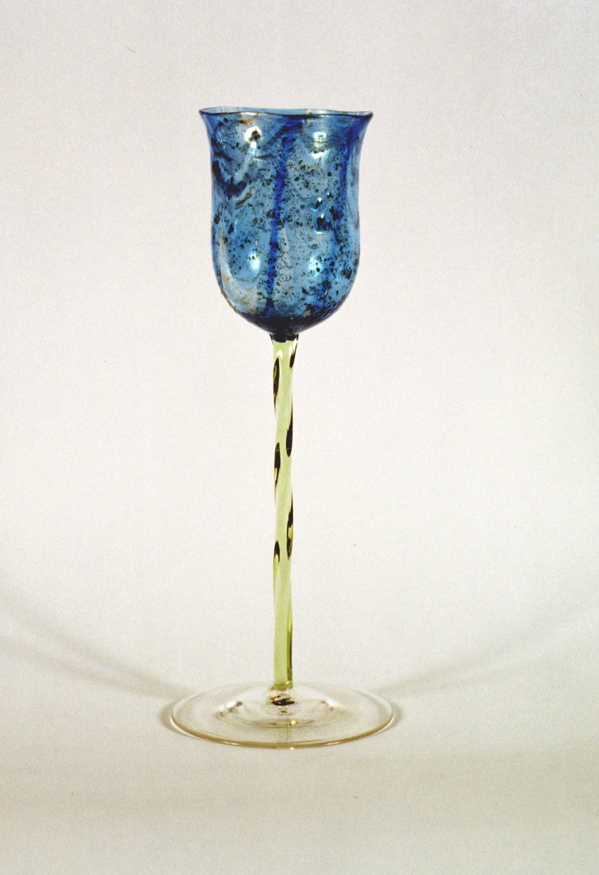 Glassbeger med en blå stripet bolle med gullinneslutninger, laget for Powell & Sons, Whitefriars, London, ca. 1895 (glass) av Harry James Powell