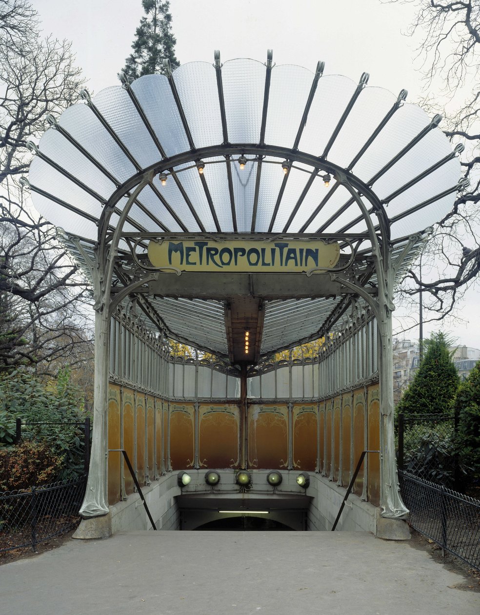 Art Nouveau-arkitektur: inngang til metrostasjonen Porte Dauphine i Paris. Designet av arkitekten Hector Guimard (1867-1942). DR av Hector Guimard