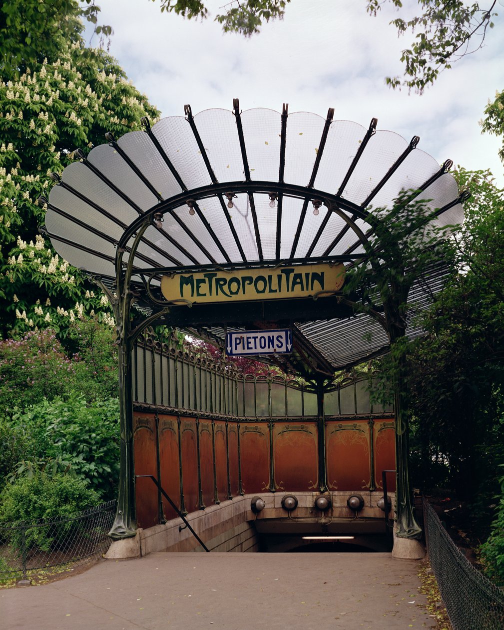 Inngang til Metro Porte Dauphine, designet av Hector Guimard (1867-1942) av Hector Guimard