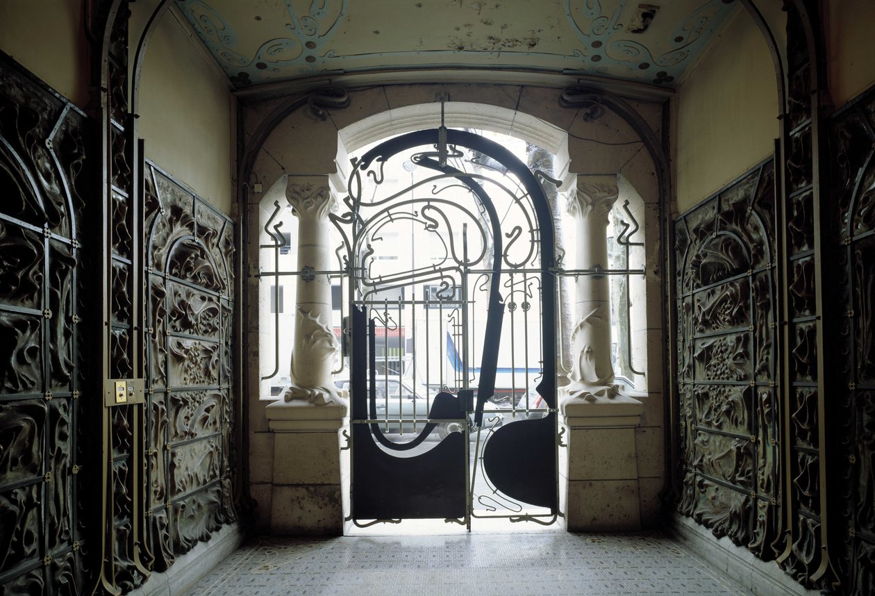utsikt over inngangsporten til Castel Beranger som ligger på 14, rue de la Fontaine i det 16. arrondissementet i Paris (bilde) av Hector Guimard