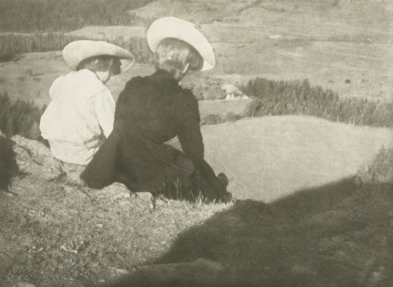 Fields in Birgitz (Hans og Mary sittende), ca. 1908 (gummi bikromattrykk) av Heinrich Kuhn