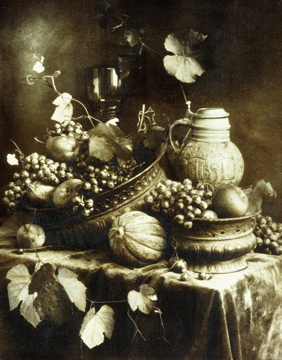 Fruit and Pottery Still Life, ca. 1900 (brunt pigment tyggegummi bikromattrykk, håndpåført akvarell var) av Heinrich Kuhn