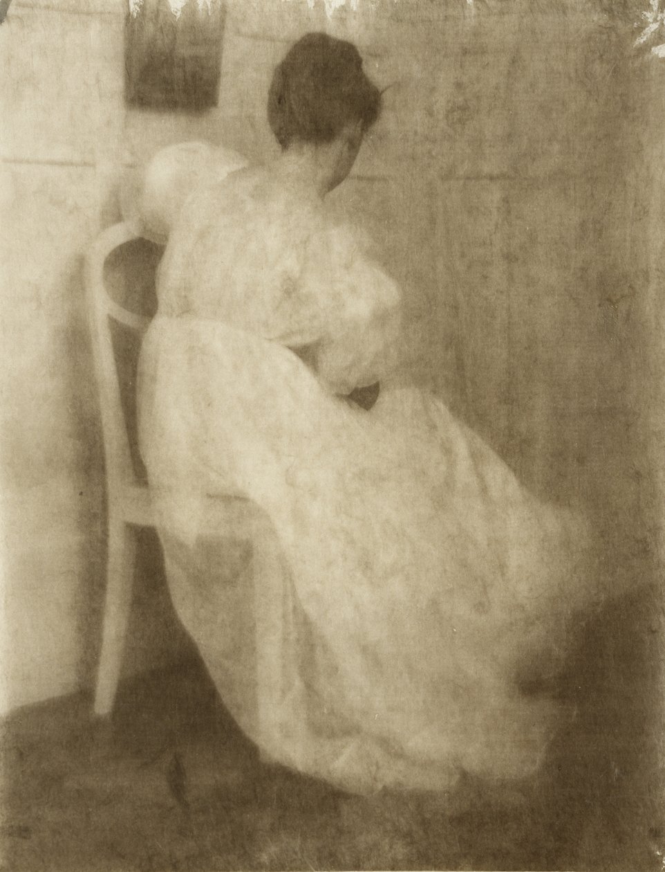 Mary Warner på en hvit stol, ca. 1910 (gummi bikromat over platinatrykk) av Heinrich Kuhn