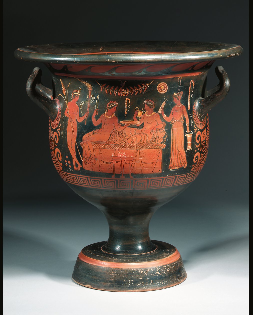 Stort apulisk rødfigurkrater, ca. 350-340 f.Kr. (keramikk) av Helbig Painter (attr. to)