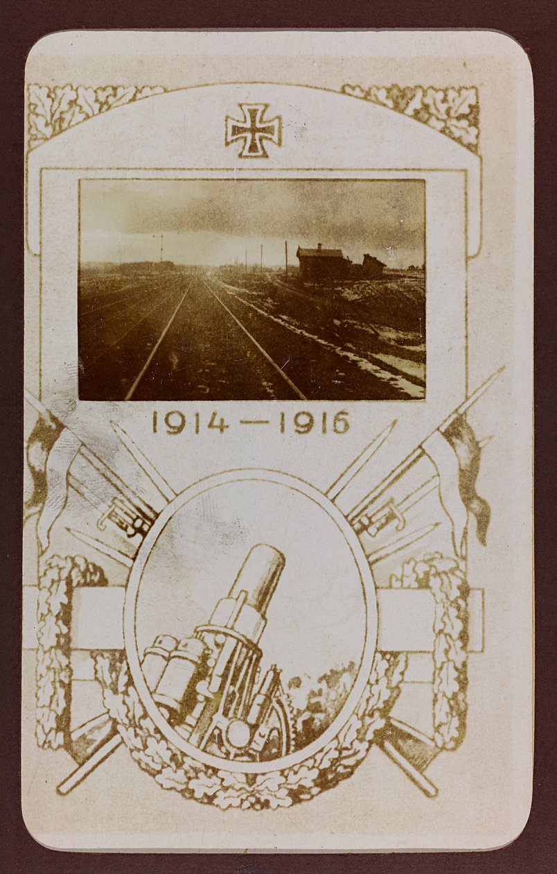 Første verdenskrig: 'Ukraina i årene 1914-1916 under invasjonen av den tyske hæren. Jernbanespor (s/hvitt bilde) av Heldenfriedhof Dsessentniki (attr. to)