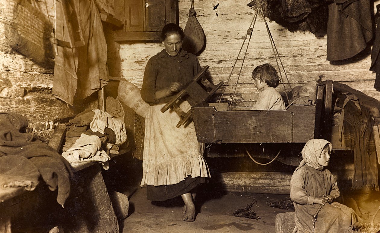 Første verdenskrig: Ukraina i årene 1914-1916 under invasjonen av den tyske hæren. Familie inne i et hus av Heldenfriedhof Dsessentniki attr. to Heldenfriedhof Dsessentniki attr. to