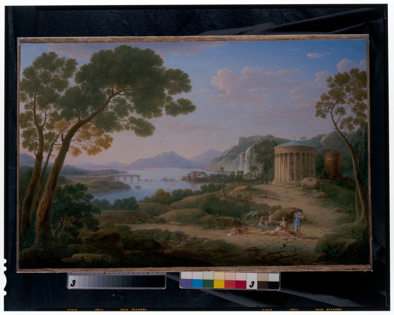 Et omfattende klassisk landskap med figurer som sitter foran en Tempietto av Hendrik van Lint