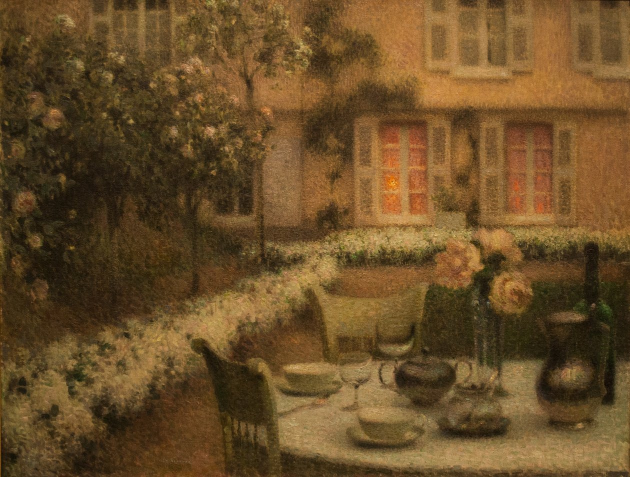The_Table_in_the_White_Garden at GerberoynFrancais: La table au jardin blanc a GerberoynHungarianer: Bordet i den hvite hagen, Gerberoy-bann av Henri Eugene Augustin Le Sidaner