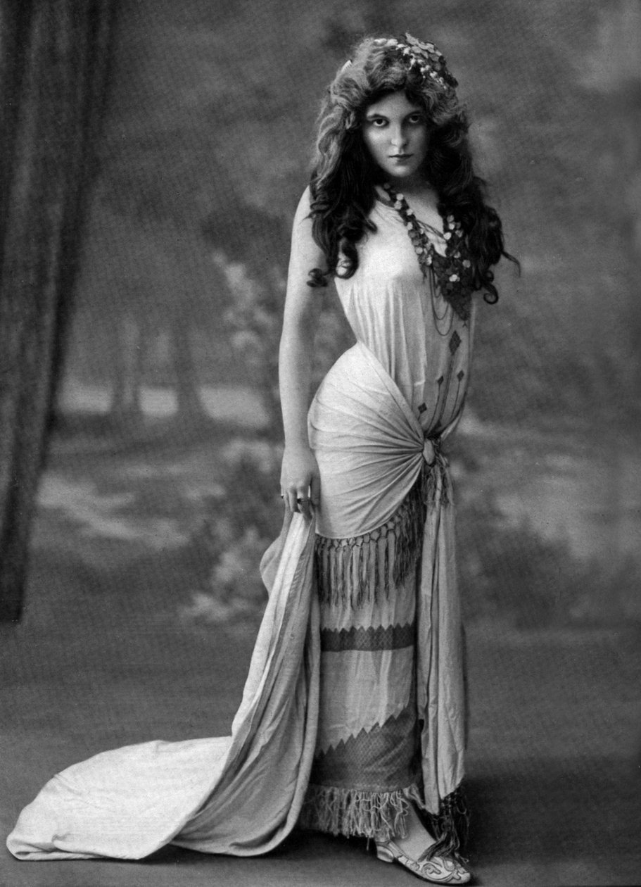 Den franske skuespillerinnen Christiane Mancini som Aiescha i skuespillet "Les hommes de proie", Champigny, Frankrike, foto av Henri Manuel fra den franske avisen "Le Theatre" september 1907 av Henri Manuel