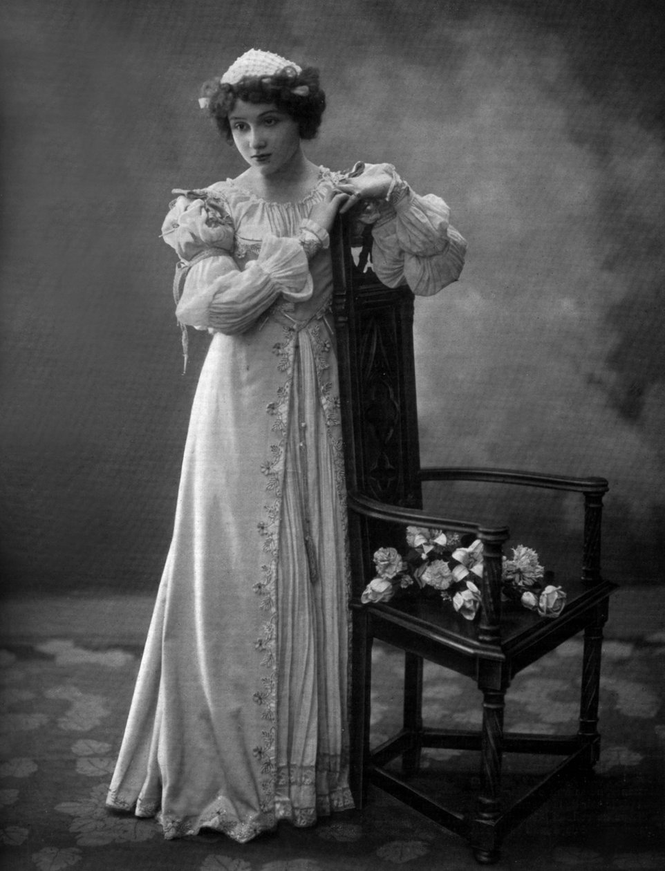 Den franske komikeren Lilian Greuze som Solange de Mautpre i skuespillet "Les bouffons", foto av Henri Manuel fra den franske avisen "Le Theatre" mars 1907 av Henri Manuel