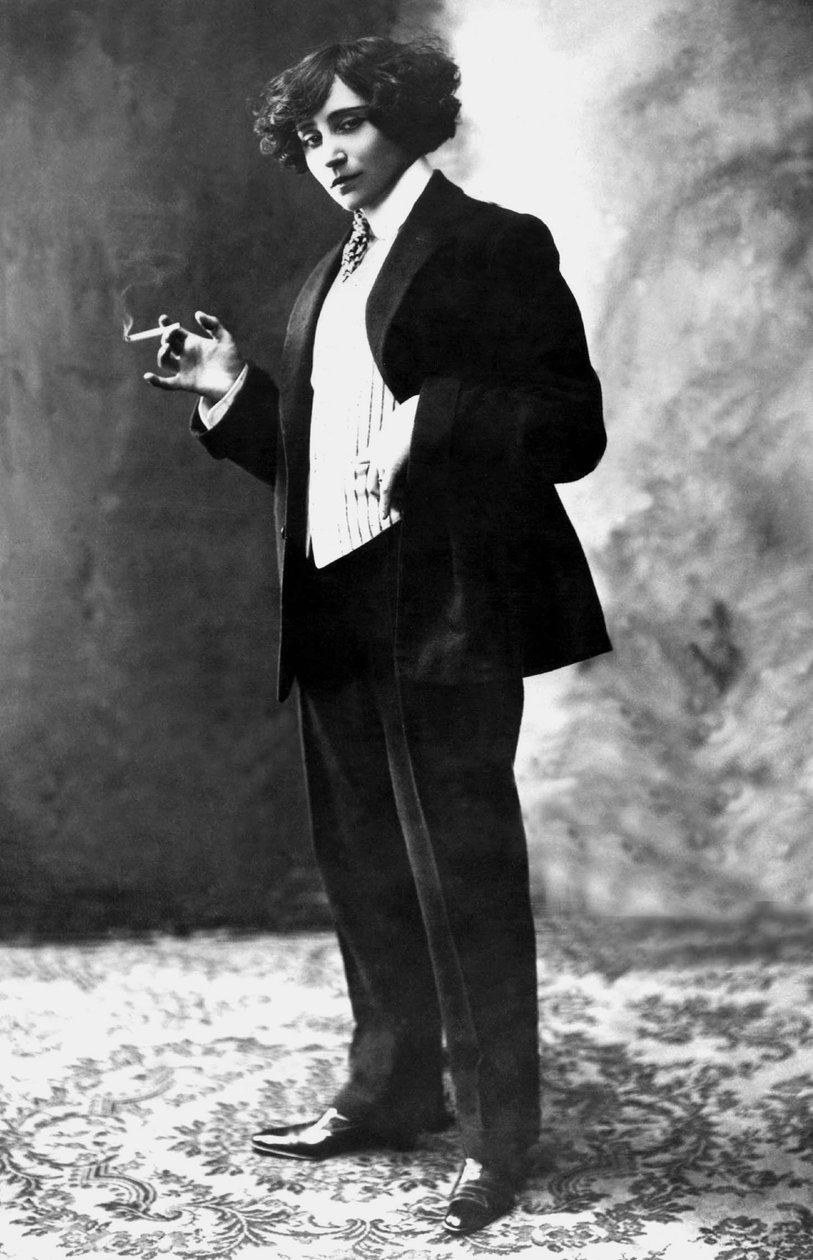 Den franske forfatteren Colette (1873-1954) iført mannsdress og røyker, fotografert av Henri Manuel, ca. 1909 av Henri Manuel