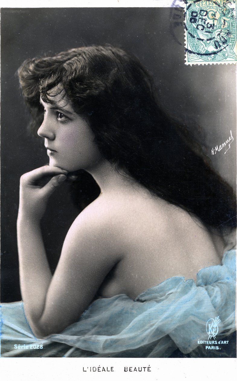Skjønnhetsidealet: ung kvinne med langt hår (sannsynligvis danseren Véréna, fra Folies Bergères), postkort 1905 (bilde) av Henri Manuel