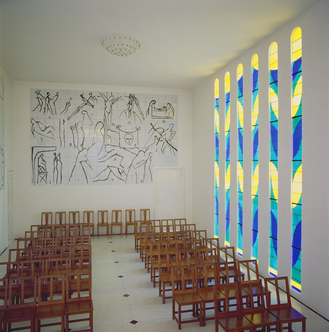 Utsikt over skipet, sidevindu i farget glass og korsstasjonene i rosenkranskapellet, Vence av Henri Matisse