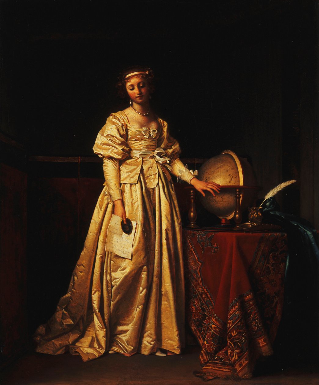 En dame i et interiør, i en gul satengkjole, med en globus på et bord ved siden av seg, sørger over mannens fravær, av Henri Nicolas van Gorp