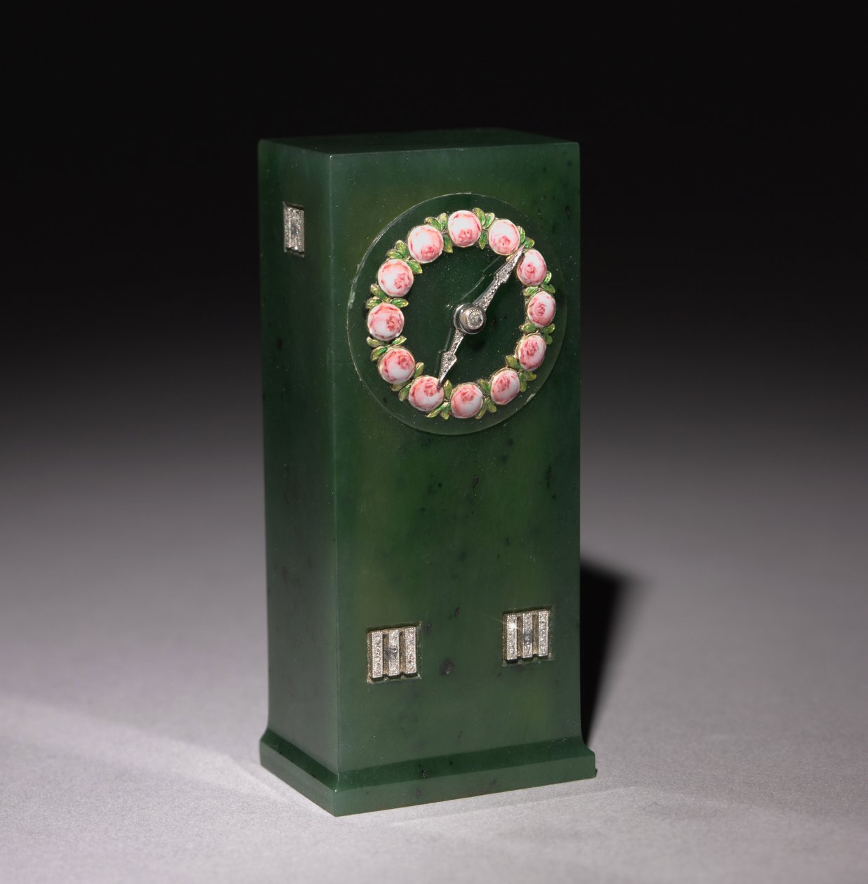 Klokke, firma av Peter Carl Fabergé (1846-1920), etter 1903 (jade, gull, emalje, diamanter) av Henrik Wigstrom