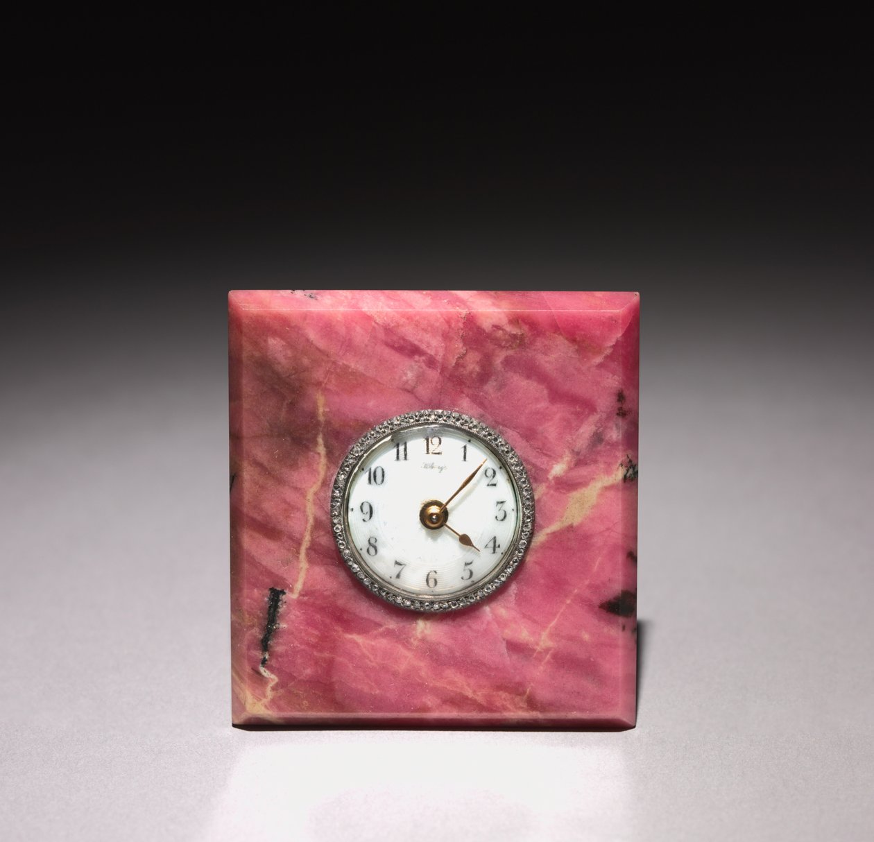 Klokke, firma av Peter Carl Fabergé (1846-1920), etter 1903 (rhodonitt, sølv, emalje, diamanter) av Henrik Wigstrom