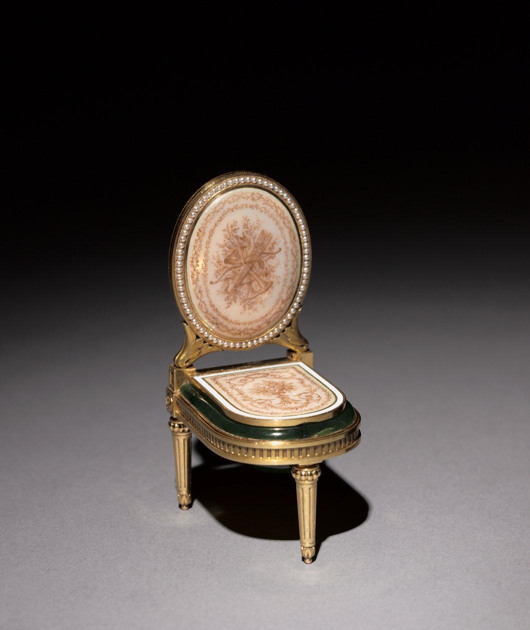 Miniatyr Bidet, firma av Peter Carl Fabergé av Henrik Immanuel Wigström