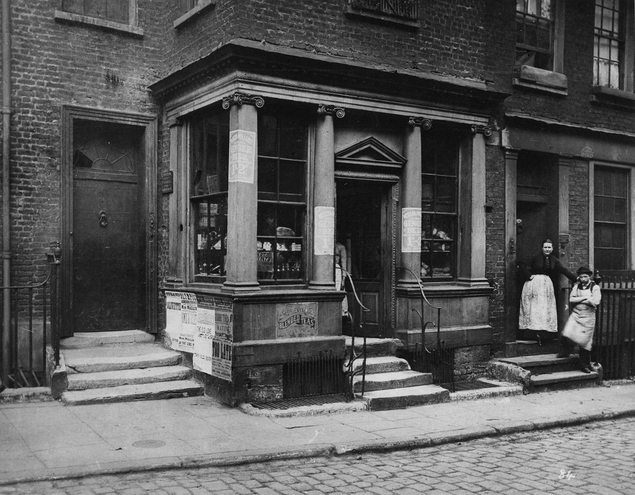 Butikk, Macclesfield Street, ca. 1883 av Henry Dixon