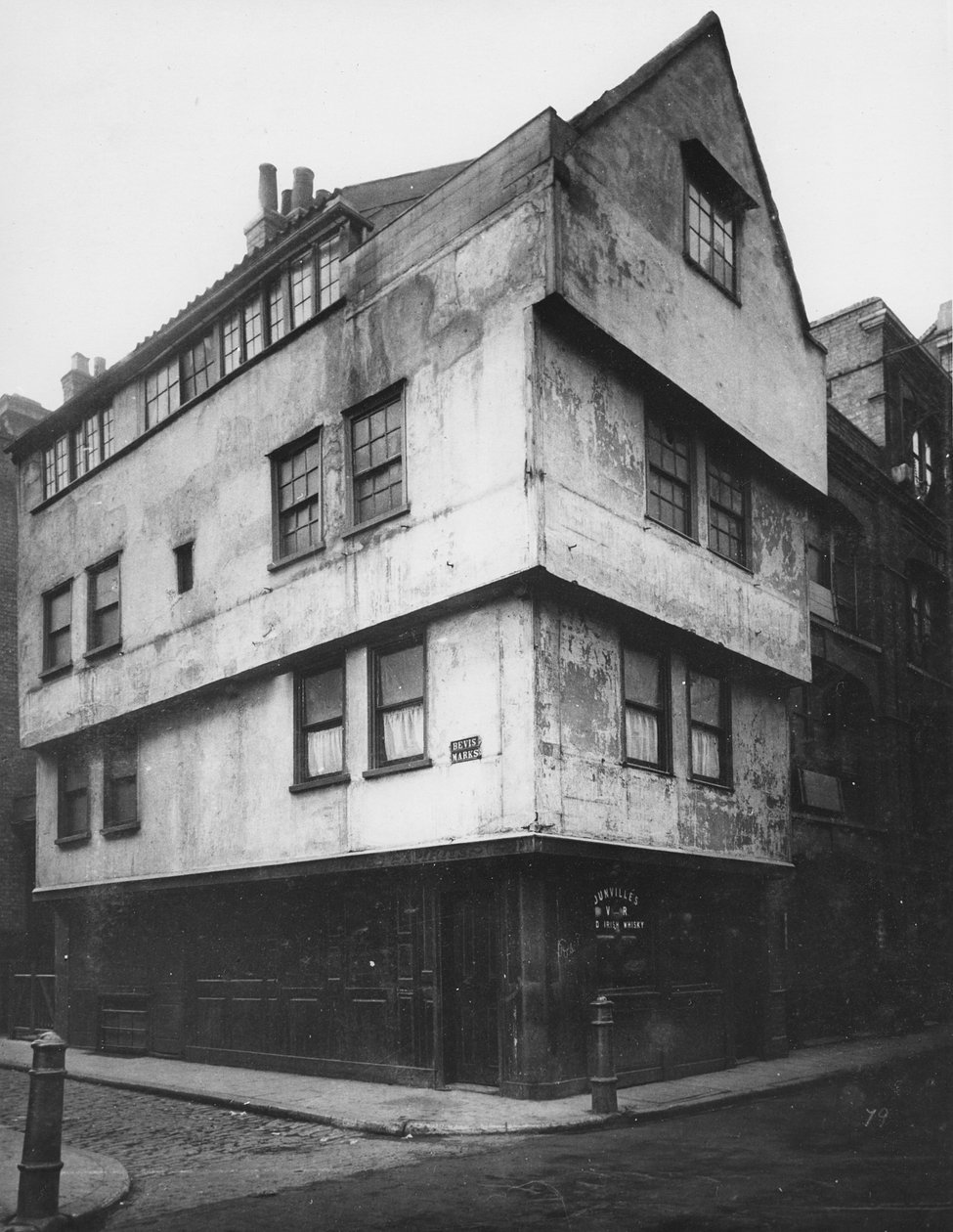 The Golden Axe Inn, på hjørnet av St. Mary Axe og Bevis Marks, nær Bishopsgate, ca. 1883 av Henry Dixon