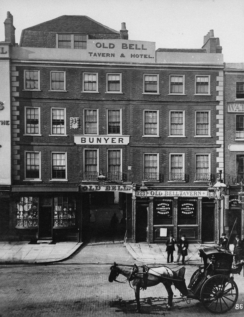 The Old Bell Inn, High Holborn, ca. 1884 av Henry Dixon