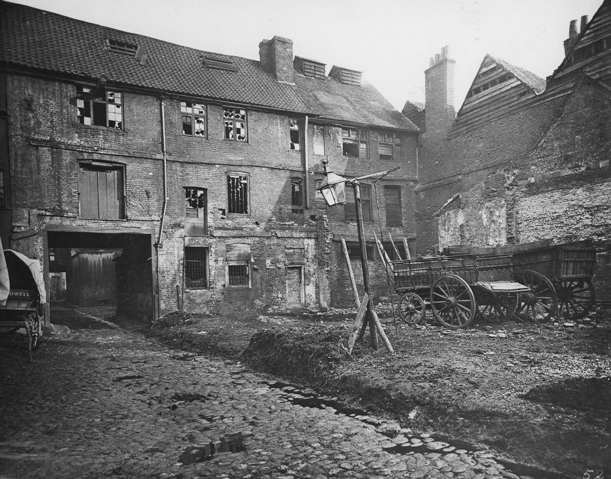 White Hart Inn Yard, Southwark, ca. 1881 av Henry Dixon