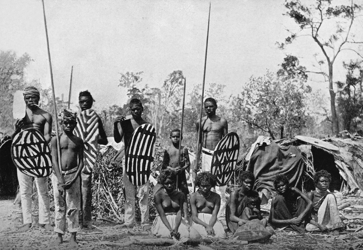 Et parti av innfødte i Queensland som bar spyd og skjold, 1902 av Henry King