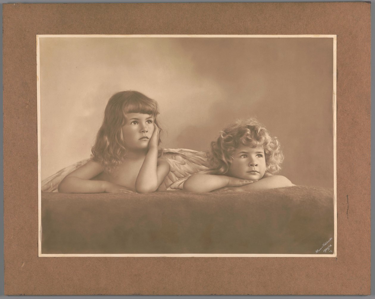Portrett av Agnes Renée og Irène Heloïse Pauw van Wieldrecht, døtrene til fotografen, i en positur lånt fra puttien på Raphaels sixtinske Madonna (Dresden, Galerie Alte Meister) av Henry Pauw van Wieldrecht