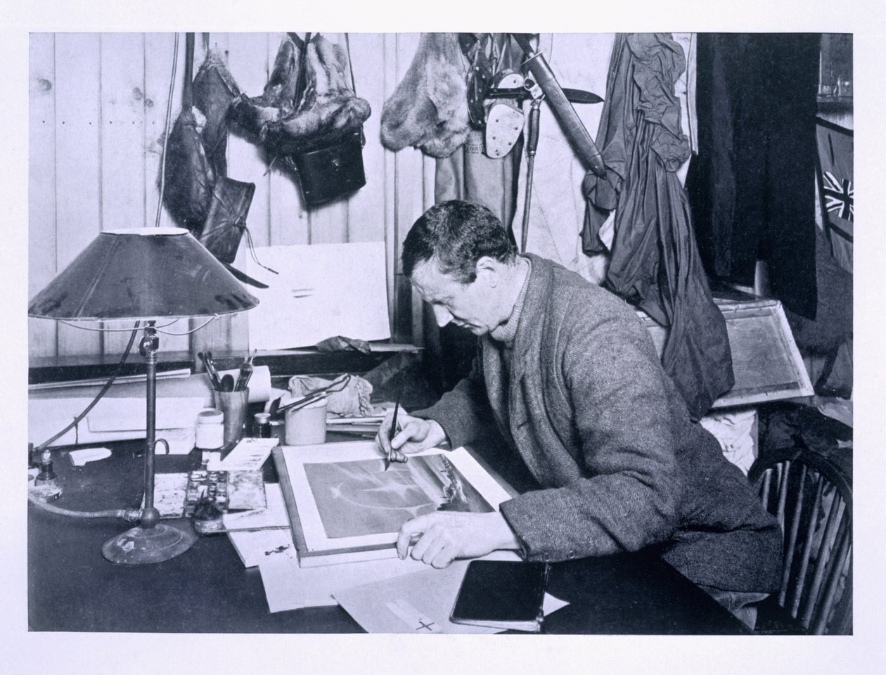 Dr. Wilson jobber med en skisse ved Cape Evans. fra "Scott's Last Expedition" av Herbert Ponting