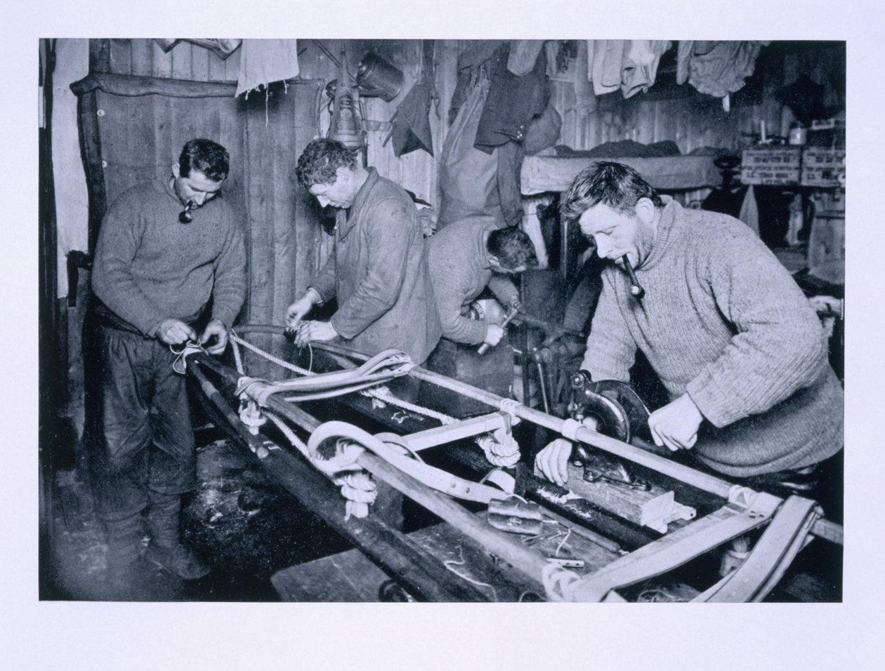 Forbereder sleder for vinterreisen, Forde, Lashly og Evans, fra "Scott