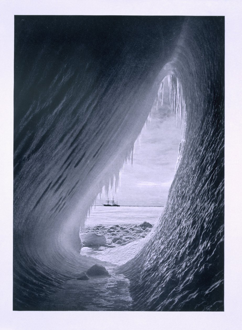 'Terra Nova' i isen. fra "Scott's Last Expedition" av Herbert Ponting