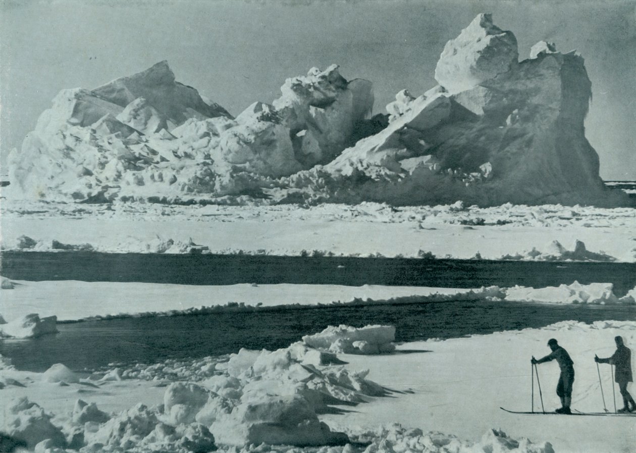 A Berg Breaking Up in the Pack, c19101913, 1913 av Herbert Ponting