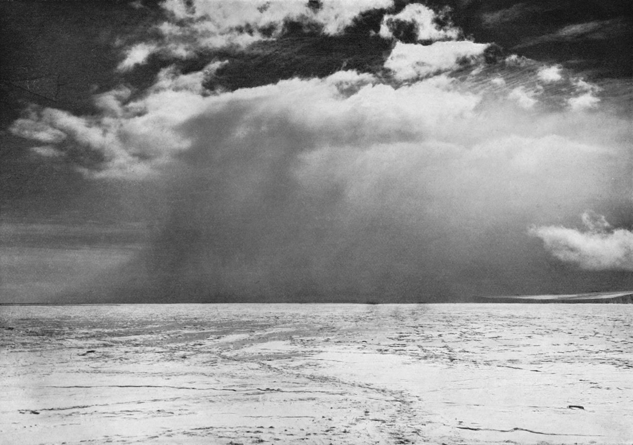 En snøstorm nærmer seg sjøisen, c19101913, 1913. av Herbert Ponting