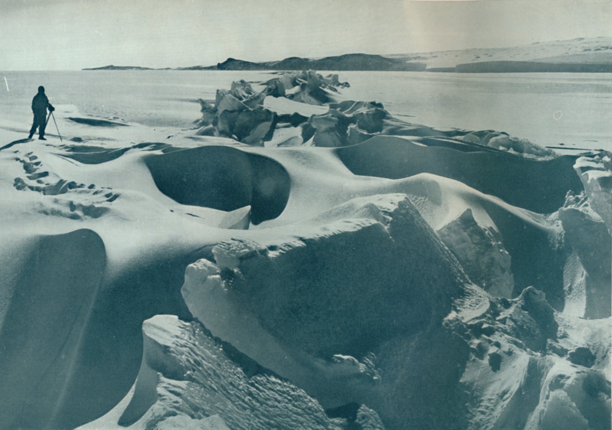 En trykkrygg i sjøisen som løper mot Cape Barne, 1911, 1913 av Herbert Ponting