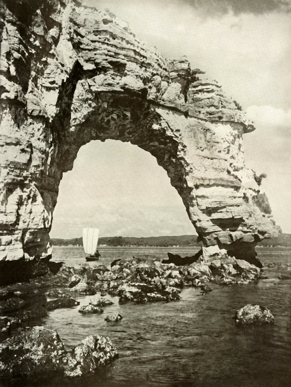 En sjøslitt bue ved Matsushima, 1910. av Herbert Ponting
