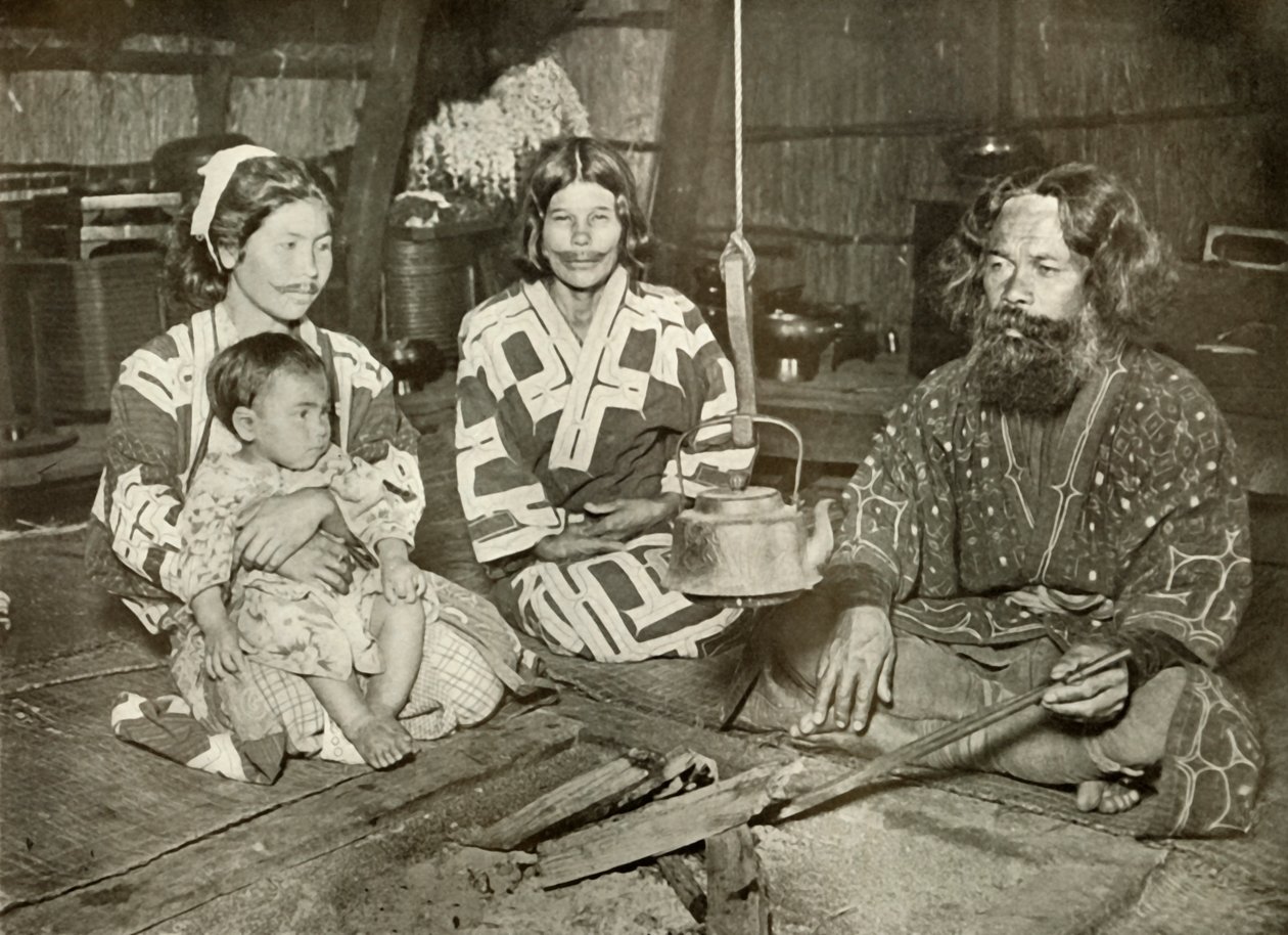 Ainu mann og kvinner hjemme, 1910. av Herbert Ponting