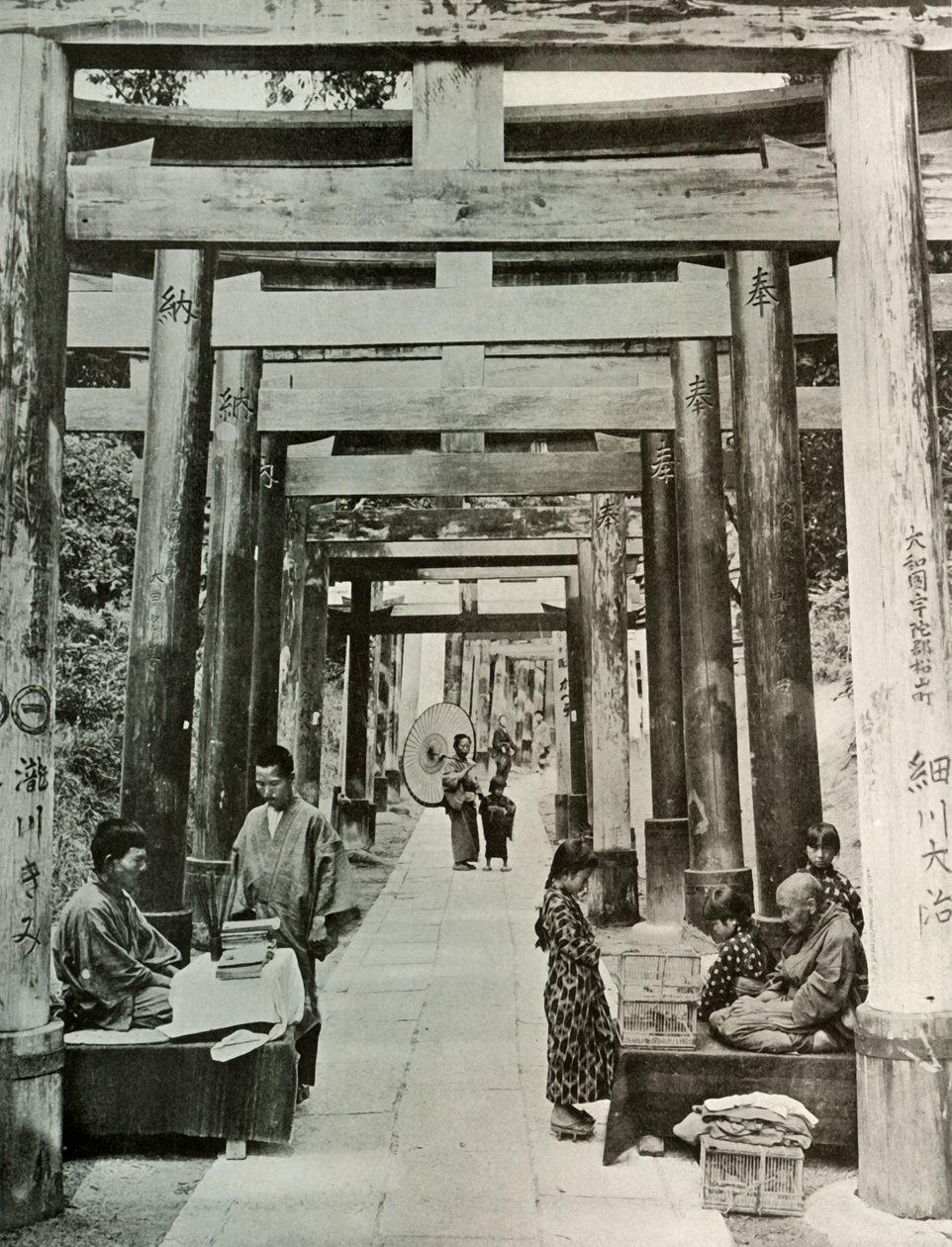 An Avenue of Torii ved Inari, 1910. av Herbert Ponting