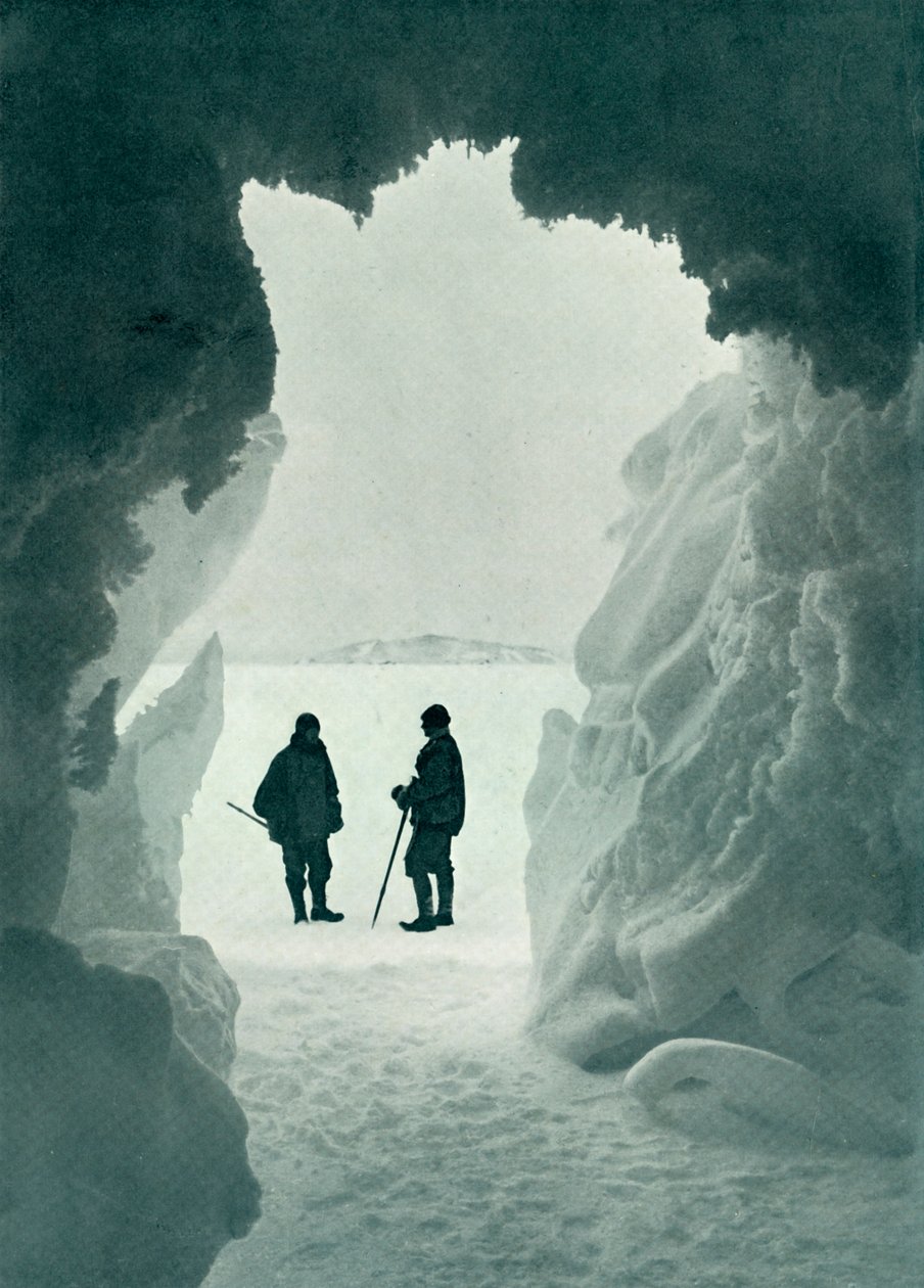 En isgrotte - Teltøy i avstand Kaptein Scott og Wright, c1911, 1913 av Herbert Ponting