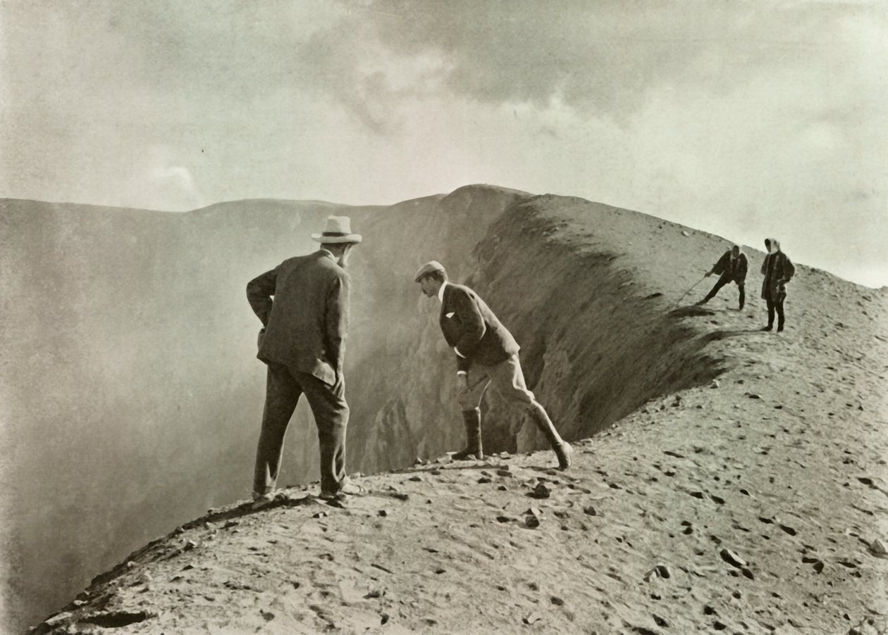 Ved Craters Brink, Asama-Yama, 1910. av Herbert Ponting