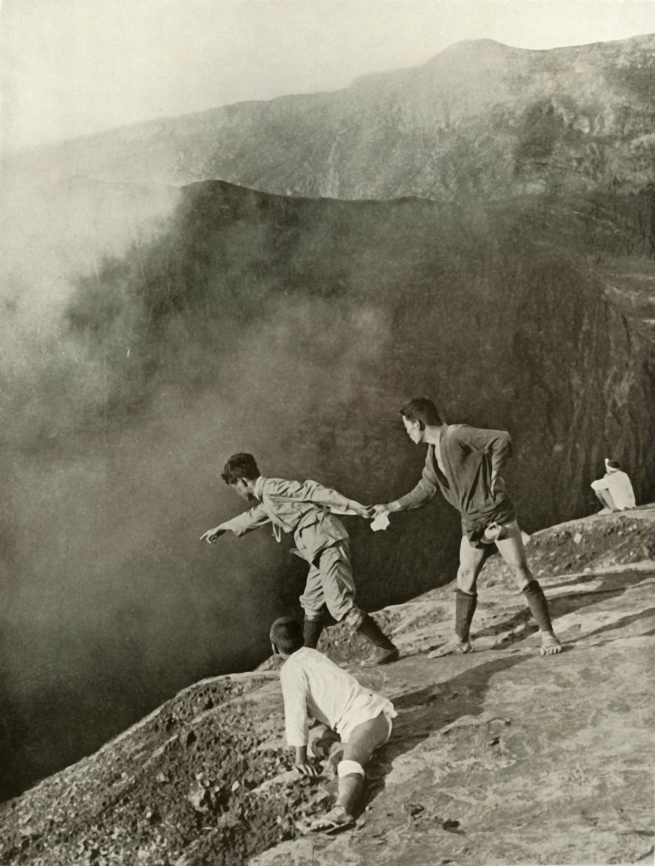 Ved Craters Brink, Aso-San, 1910. av Herbert Ponting