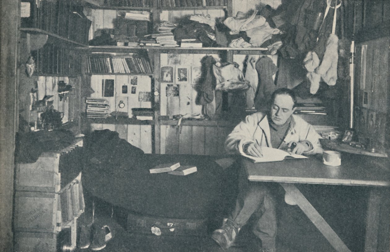 Kaptein R. F. Scott, R.N., skriver i dagboken sin, c1911, 1936. av Herbert Ponting