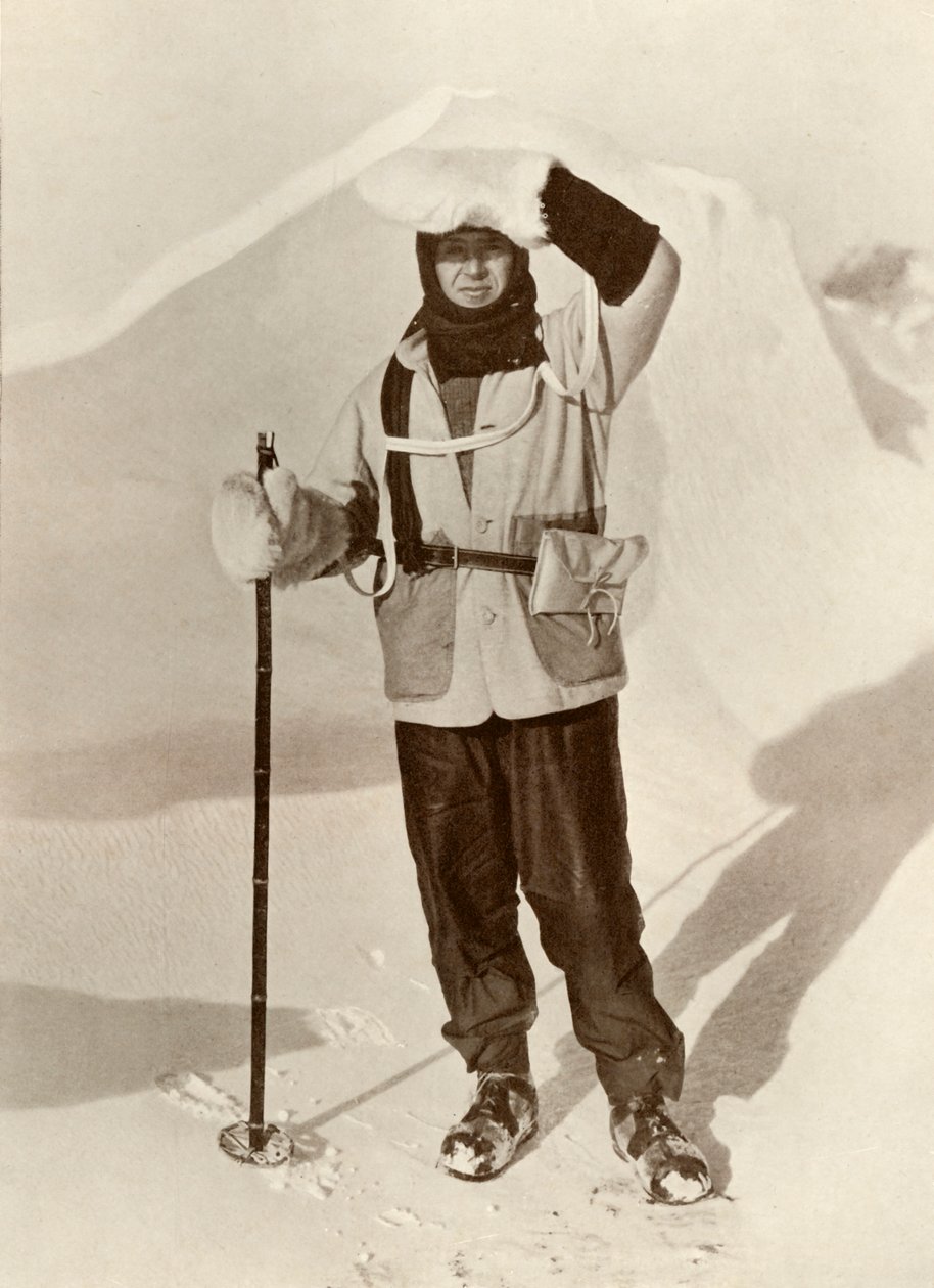 Kaptein Scott med lommeboken som han bar sine akejournaler i, c1910-1911, 1913 av Herbert Ponting