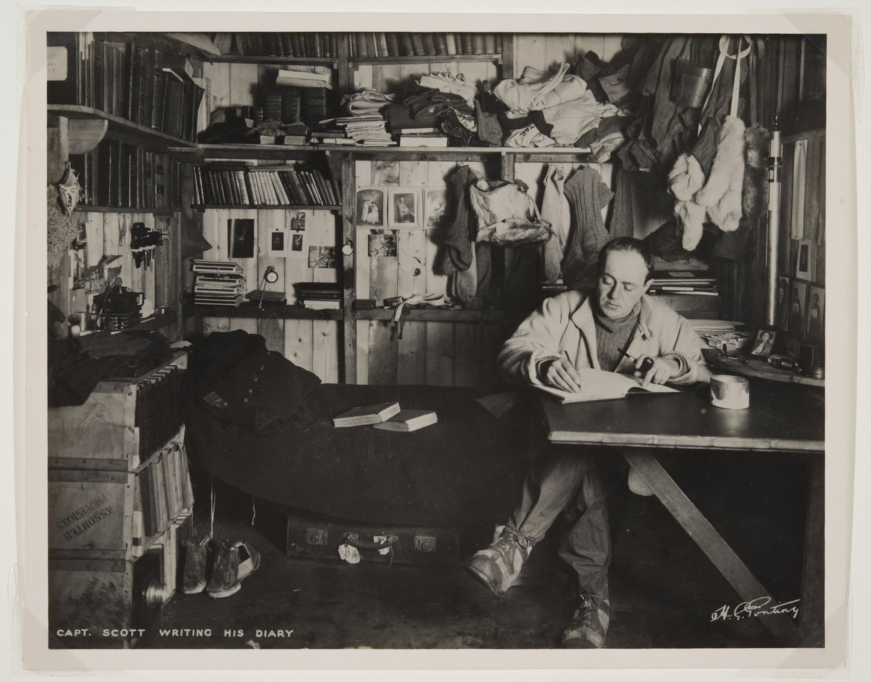 Kaptein Scott skriver sin dagbok under Terra Nova-ekspedisjonen (1910-13) til Sydpolen (bromidtrykk) av Herbert Ponting