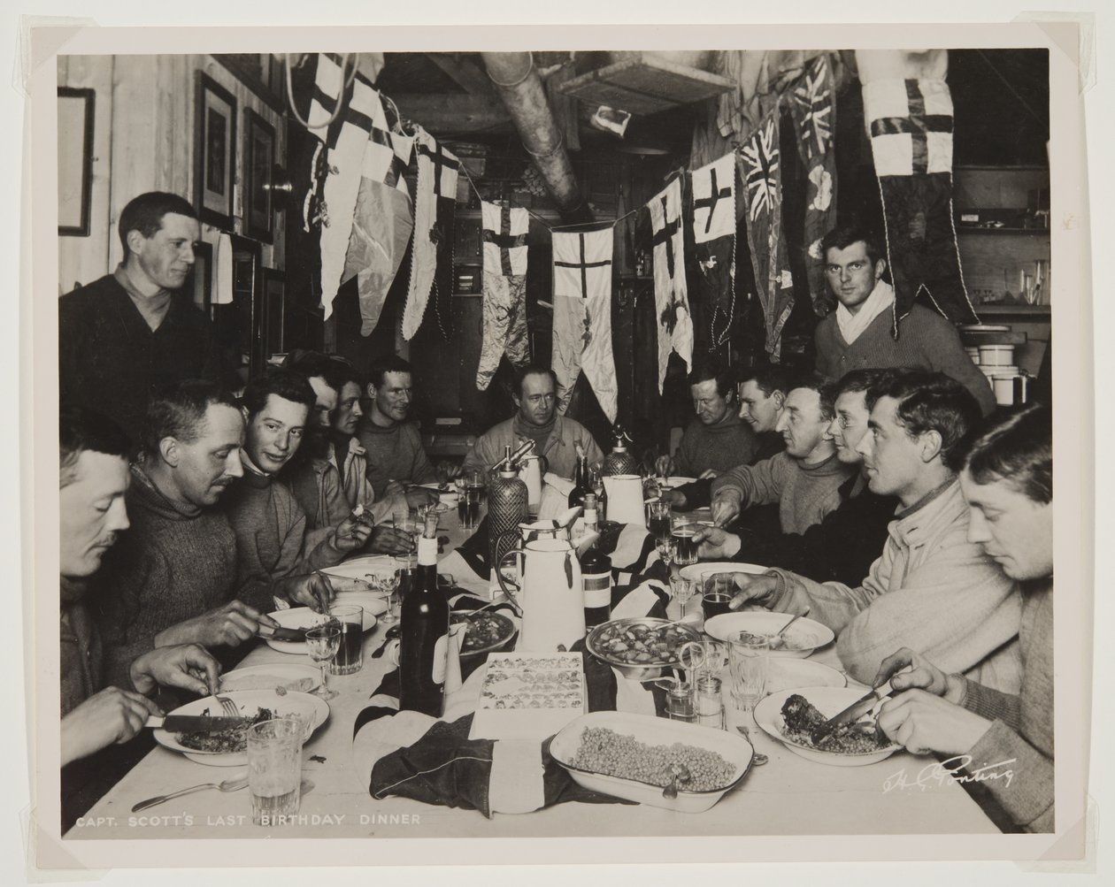Kaptein Scotts siste bursdagsmiddag, under Terra Nova-ekspedisjonen (1910-13) til Sydpolen (bromidtrykk) av Herbert Ponting