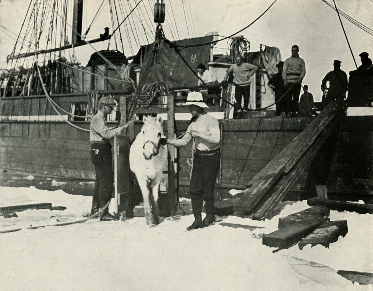 Avstigning av ponniene, c19101913, 1913 av Herbert Ponting