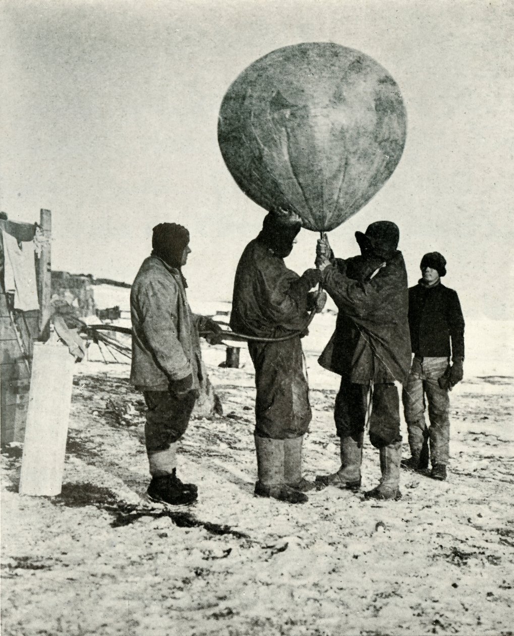 Dr. Simpson sender opp en ballong, 1911, 1913 av Herbert Ponting