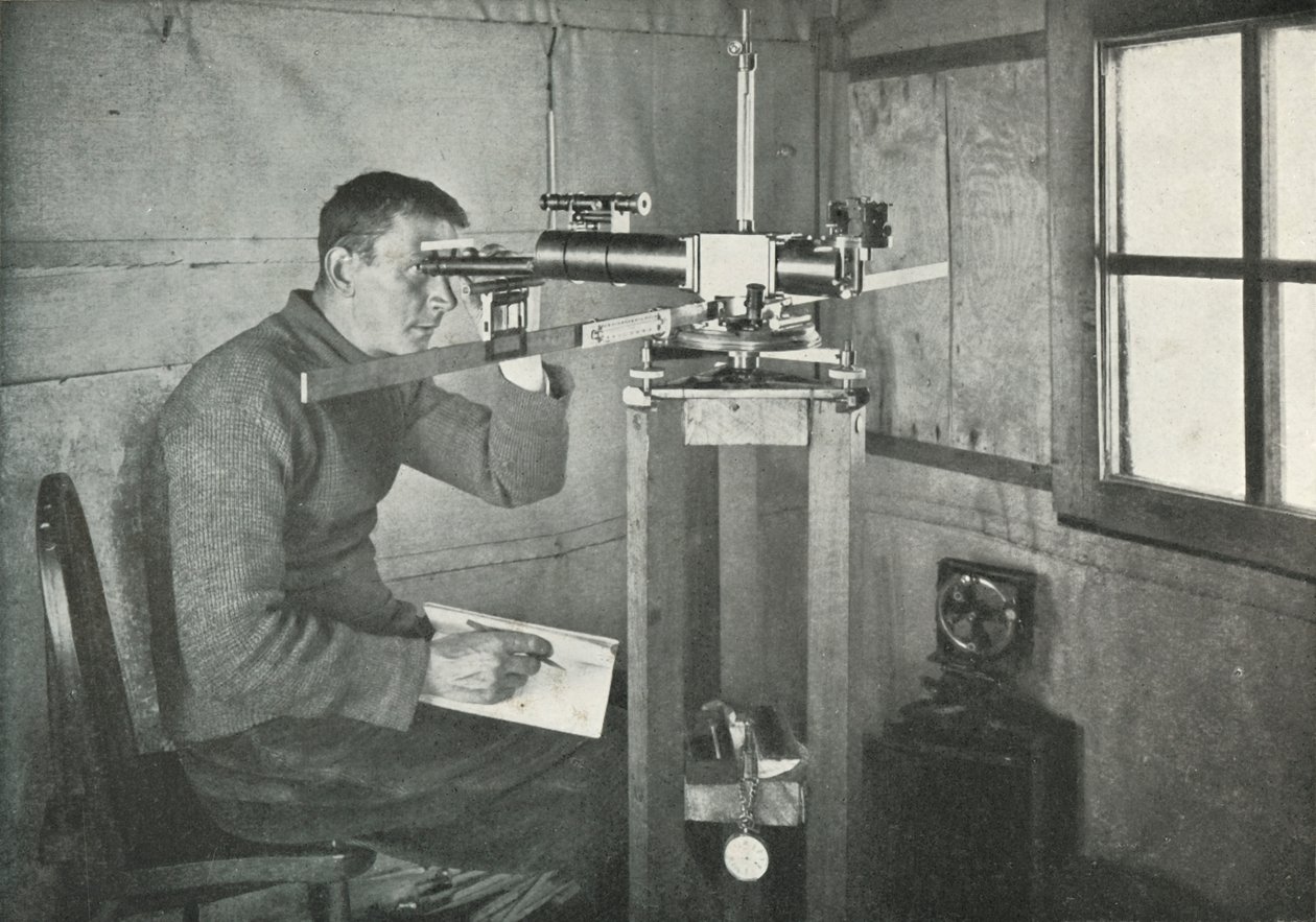 Dr. Simpson ved Unifilar Magnetometer, 1911, 1913 av Herbert Ponting