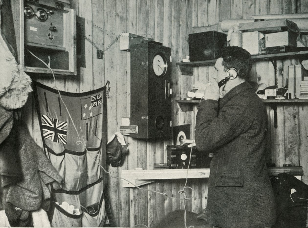 Dr. Simpson i hytta i den andre enden av telefonen Timer observasjonen, c1911, 1913 av Herbert Ponting