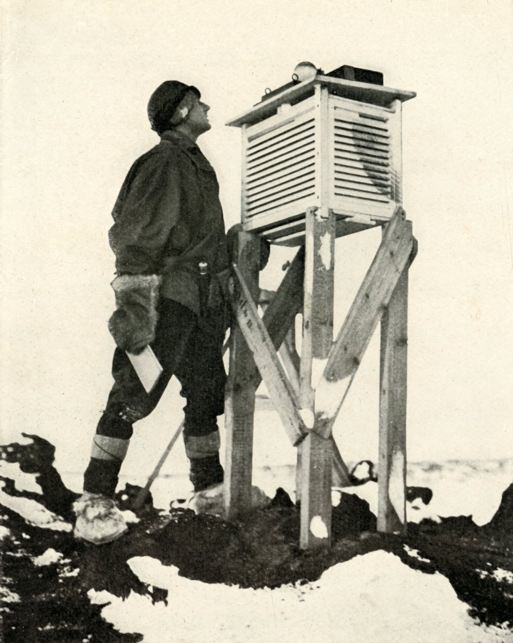 Dr. Wilson ser på at de første solstrålene blir registrert, c1911, 1913 av Herbert Ponting