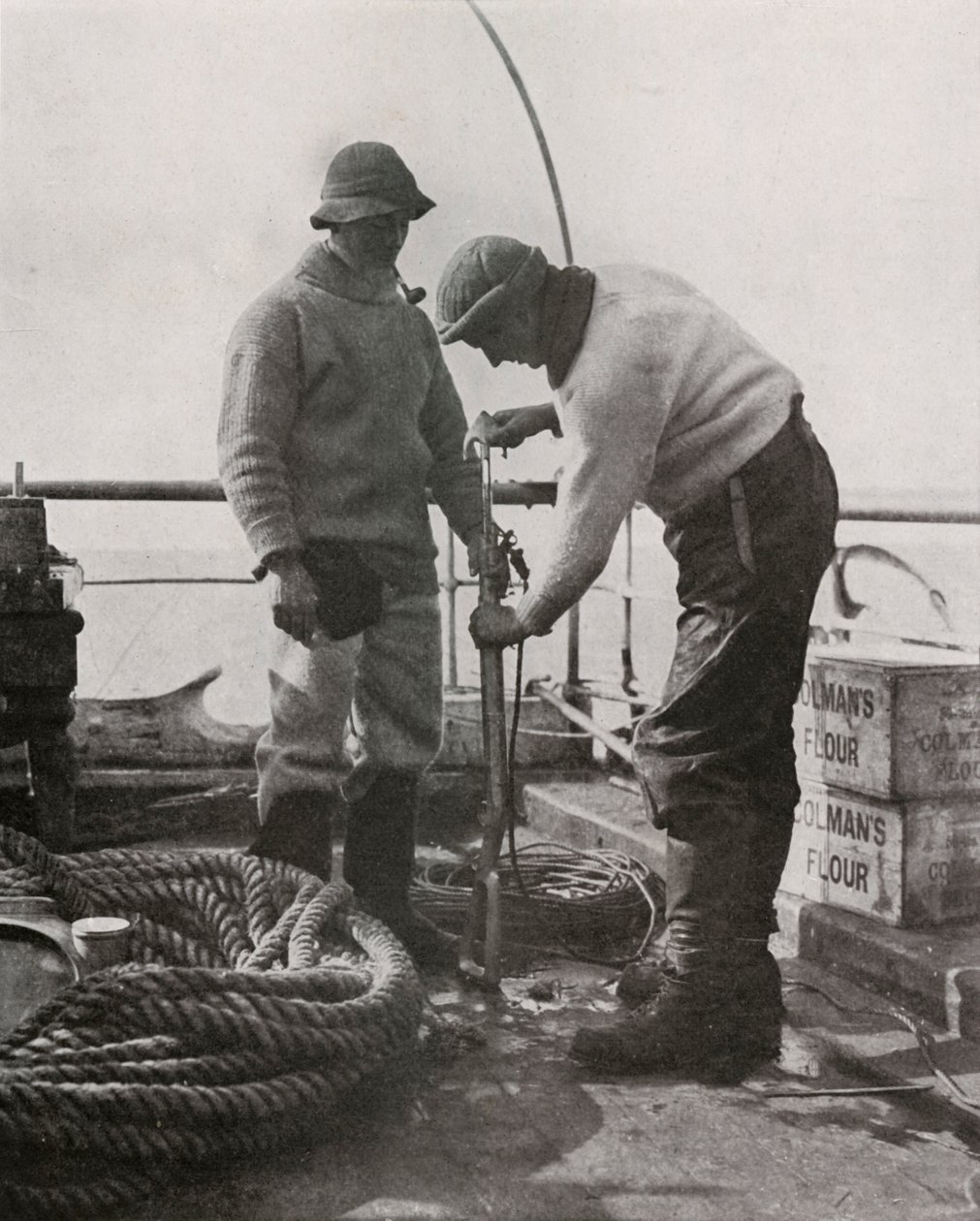 Dr. Wilson og Dr. Atkinson laster inn The Harpoon Gun, c19101913, 1913 av Herbert Ponting
