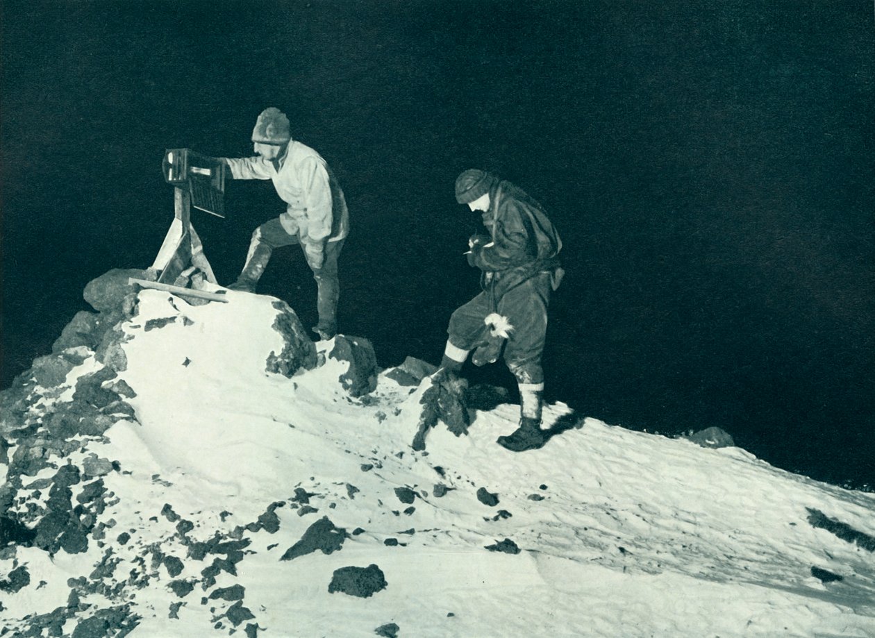 Dr. Wilson og løyt. Bowers Reading The Ramp Thermometer, c1911, 1913 av Herbert Ponting